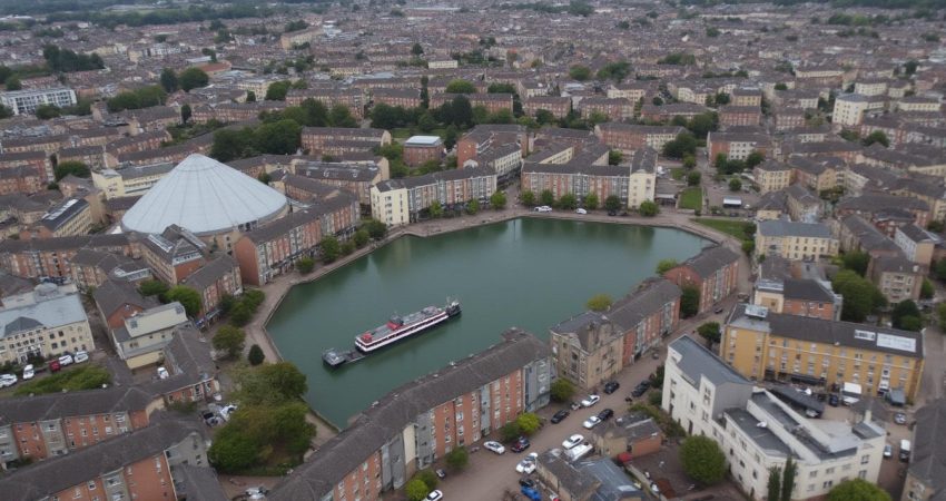 découvrez l'aston martin vanquish volante 2026, une décapotable alliant la puissance d'un moteur v-12 à une élégance incomparable pour une expérience de conduite exceptionnelle.